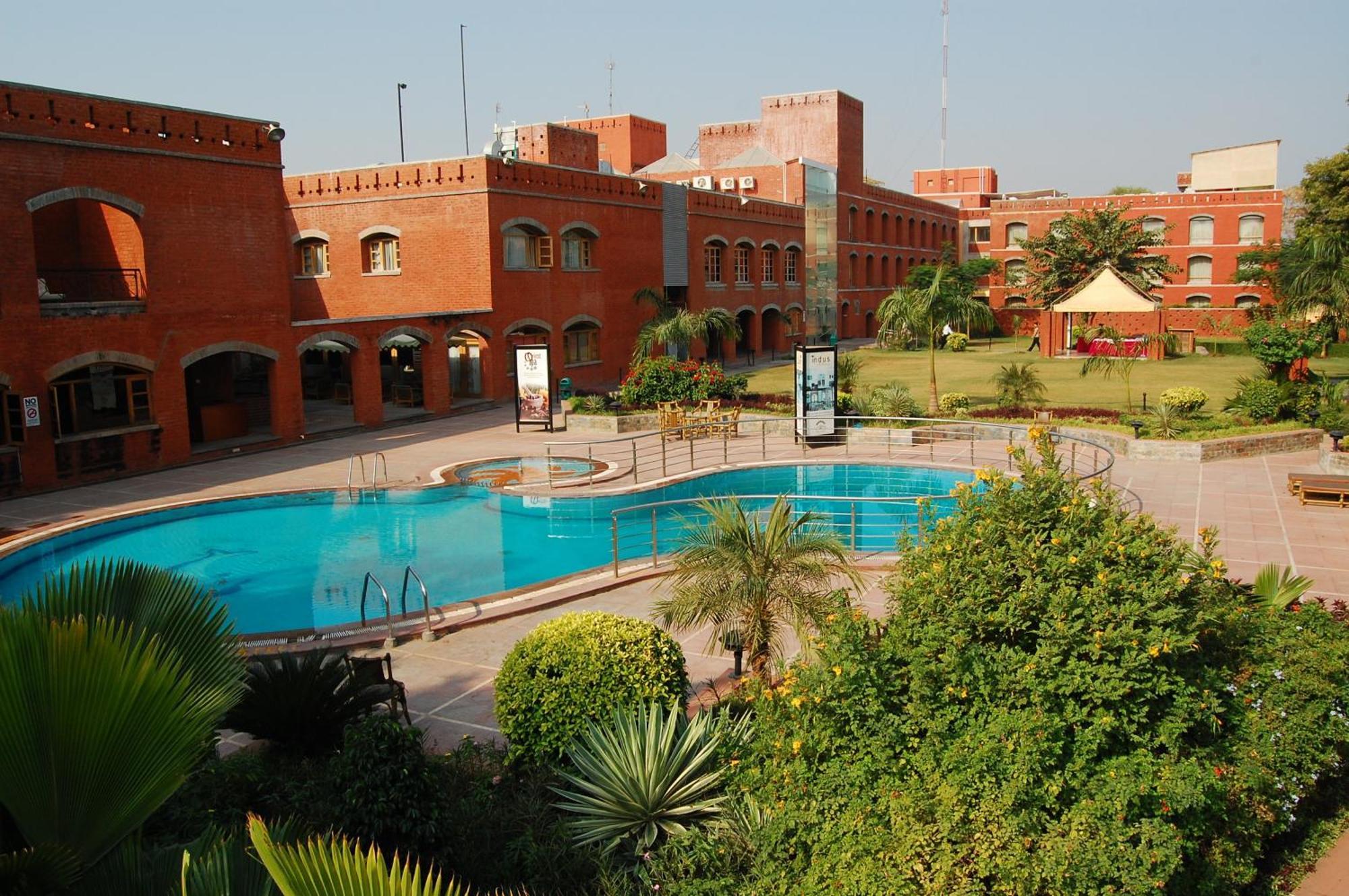 Cambay Sapphire, Gandhinagar Otel Dış mekan fotoğraf