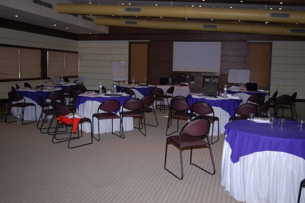 Cambay Sapphire, Gandhinagar Otel Restoran fotoğraf